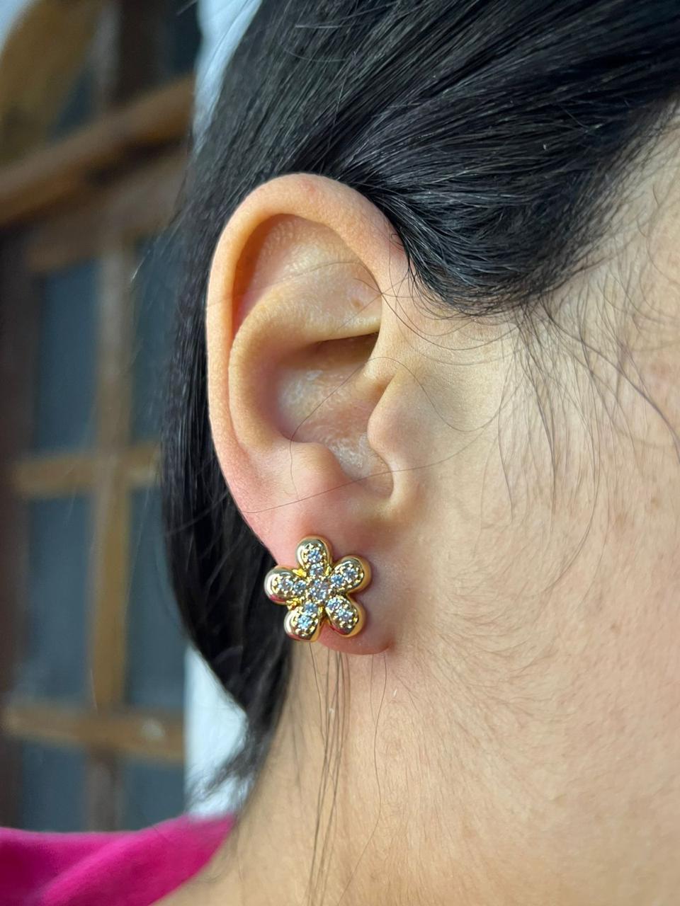Brinco Folheado Ouro 18K Flor Click Cravejada com Zircônia