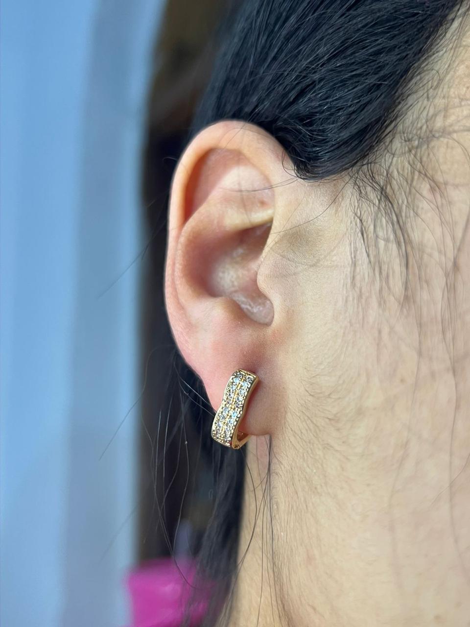 Brinco Folheado a Ouro 18K de Coração com Zircônia