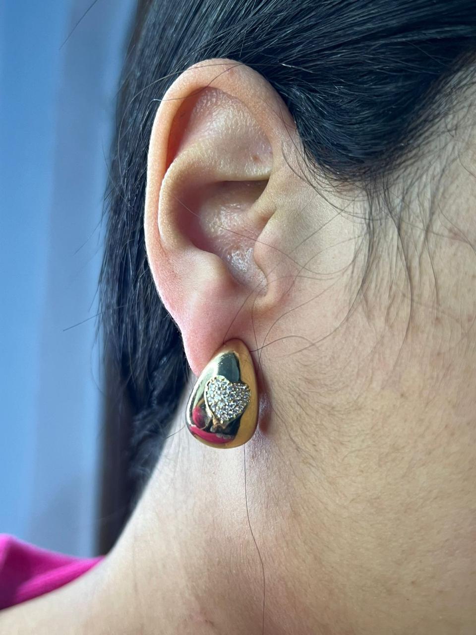 Brinco Folheado a Ouro 18K Gota com Coração Cravejado