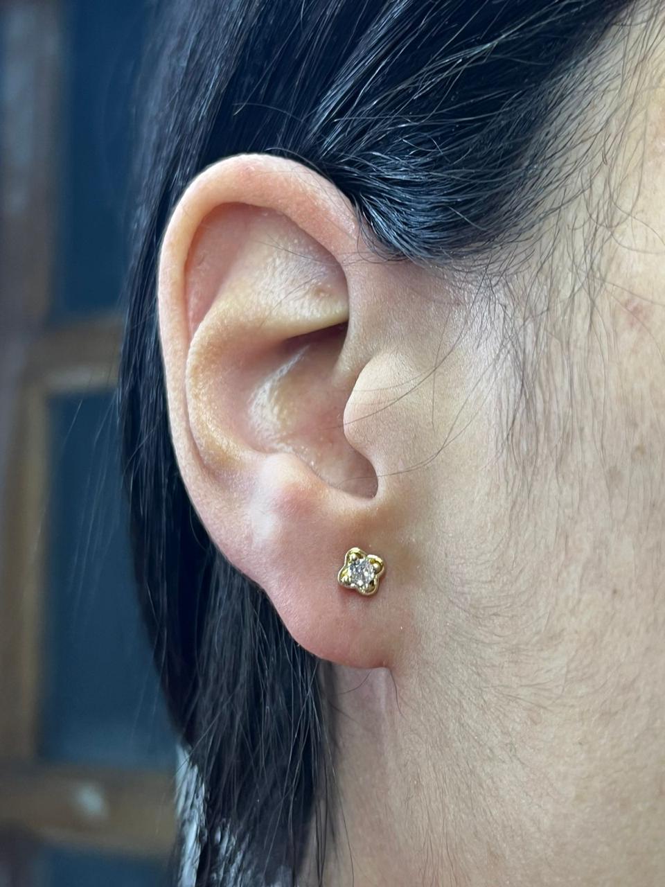 Brinco Folheado 18K Dourado Flor com Zircônia