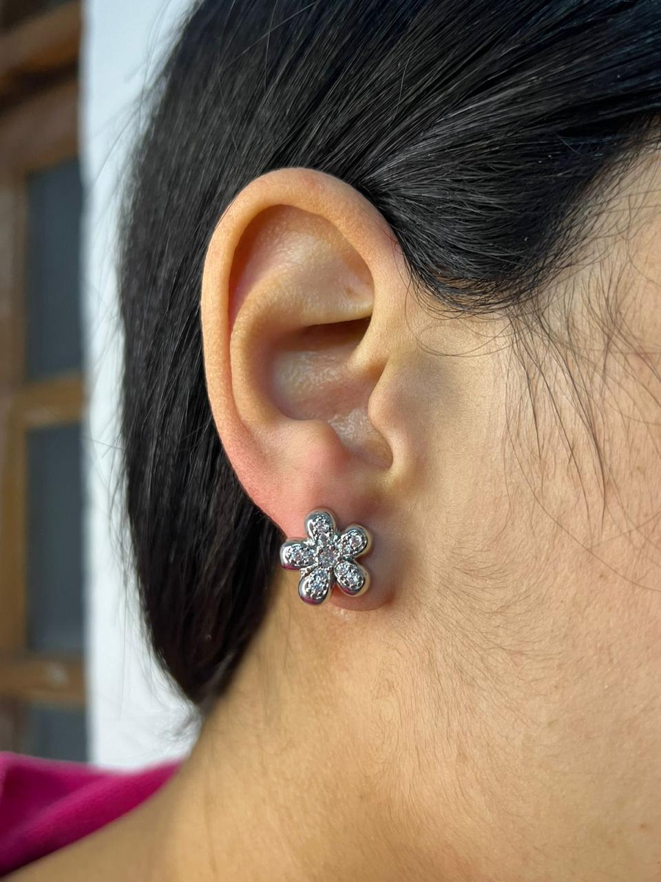 Brinco Folheado Prata Flor Click Cravejada com Zircônia