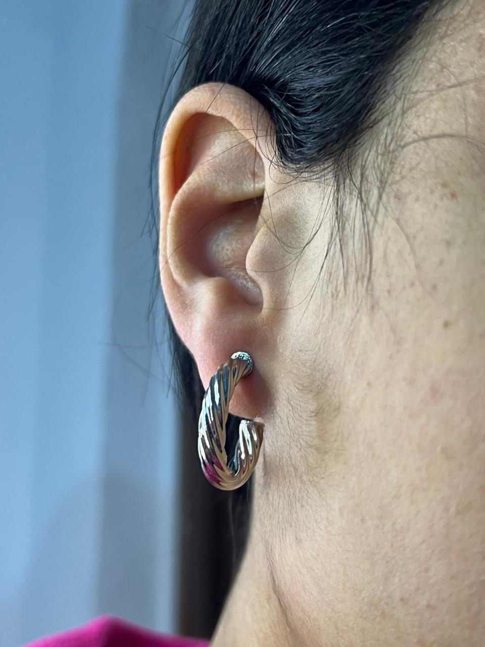 Brinco Folheado Detalhado com Linhas Prata