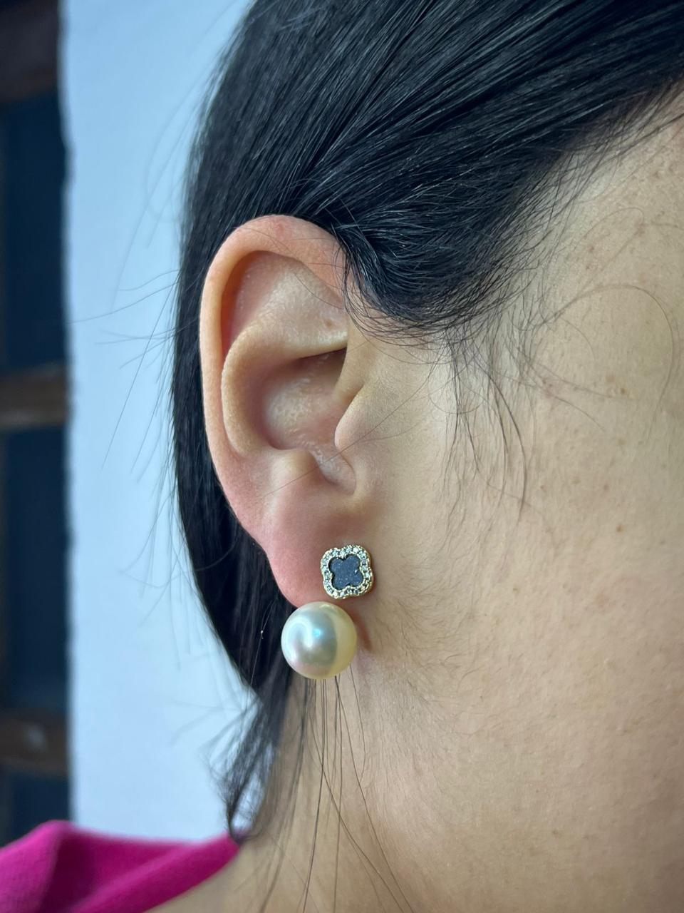 Brinco Folheado Ouro 18K Inspiração Virginia com Pérola Cravejado
